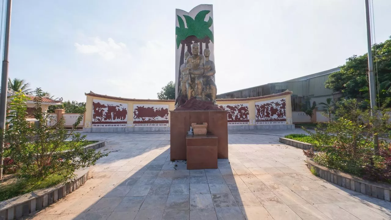 Bia tưởng niệm Tiếng bom Sấu Giá (Xã Đắc Sở)