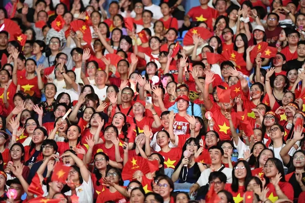 Xúc động khoảnh khắc 50.000 người cùng hát Quốc ca trong concert “Tổ quốc trong tim”